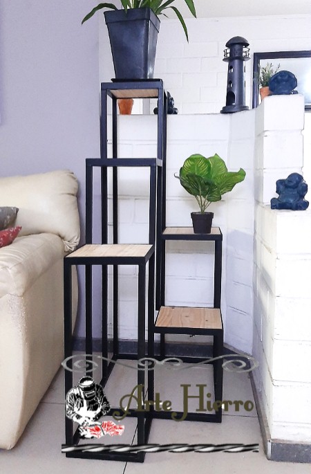 Estante de hierro para macetas